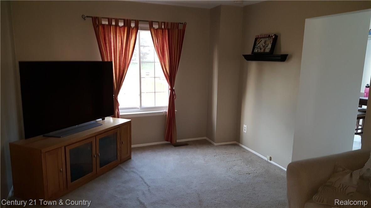 76 Foxboro Drive Rochester, MI 48309 - Photo 5 of 24 20180420_191802.jpg
