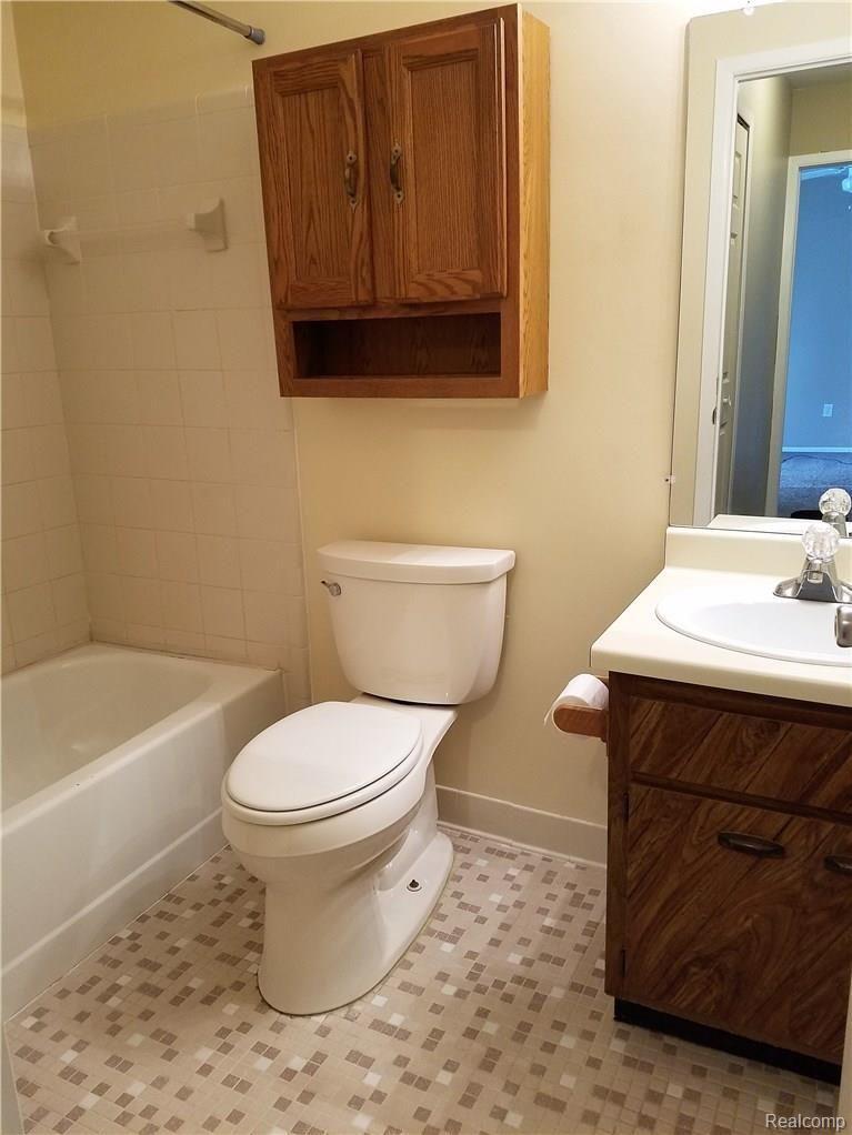 371 West Drahner Road, Unit 10 Oxford, MI 48371 - Photo 9 of 15 BATHROOM