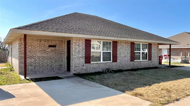 $1,200 | 905 West 7th Street, Bonham, TX 75418