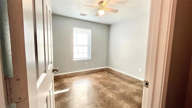 $1,200 | 905 West 7th Street, Bonham, TX 75418