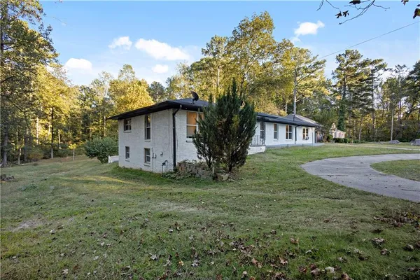 a view of a house with a yard