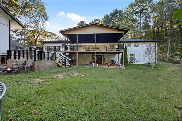 a view of a house with backyard and a tree