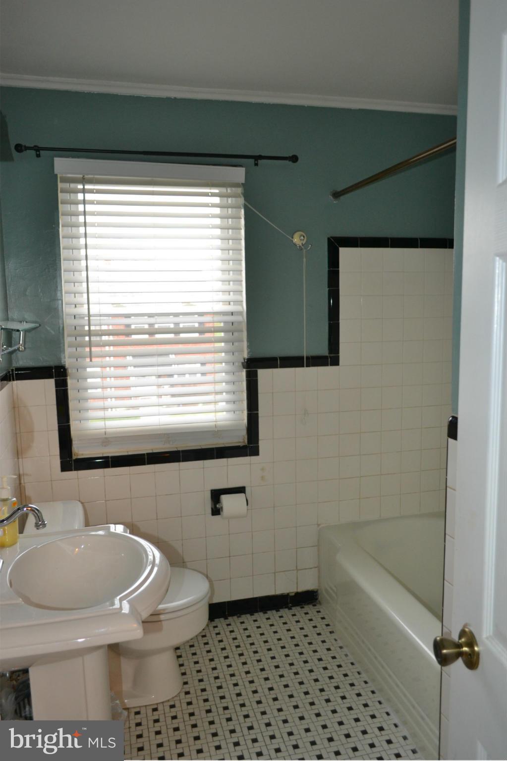 842 Bradhurst Road Baltimore, MD 21212 - Photo 19 of 28 a bathroom with a sink a toilet and bathtub