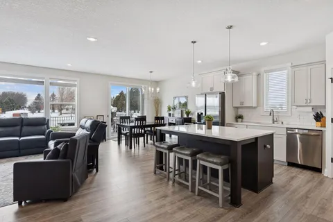 $585,000 | 10250 Arrowwood Trail, Woodbury, MN 55129