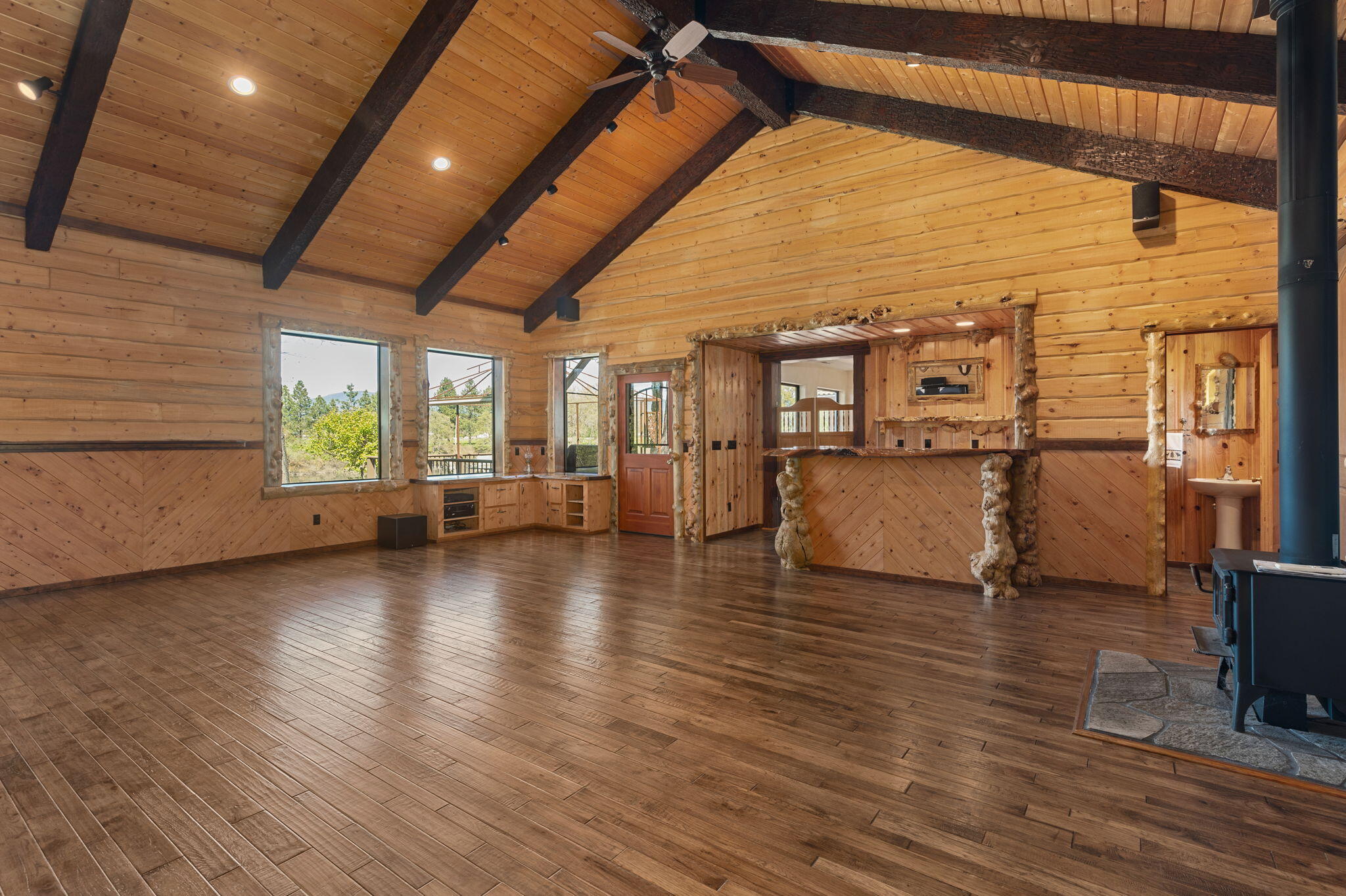 4780 Leonard Road Grants Pass, OR 97527 - Photo 18 of 60 Family Room.