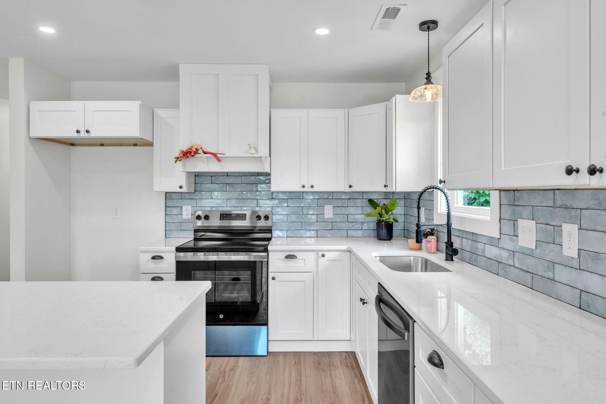 814 Hendrickson Street Clinton, TN 37716 - Photo 11 of 23 12-web-or-mls-814 Hendrickson-9792