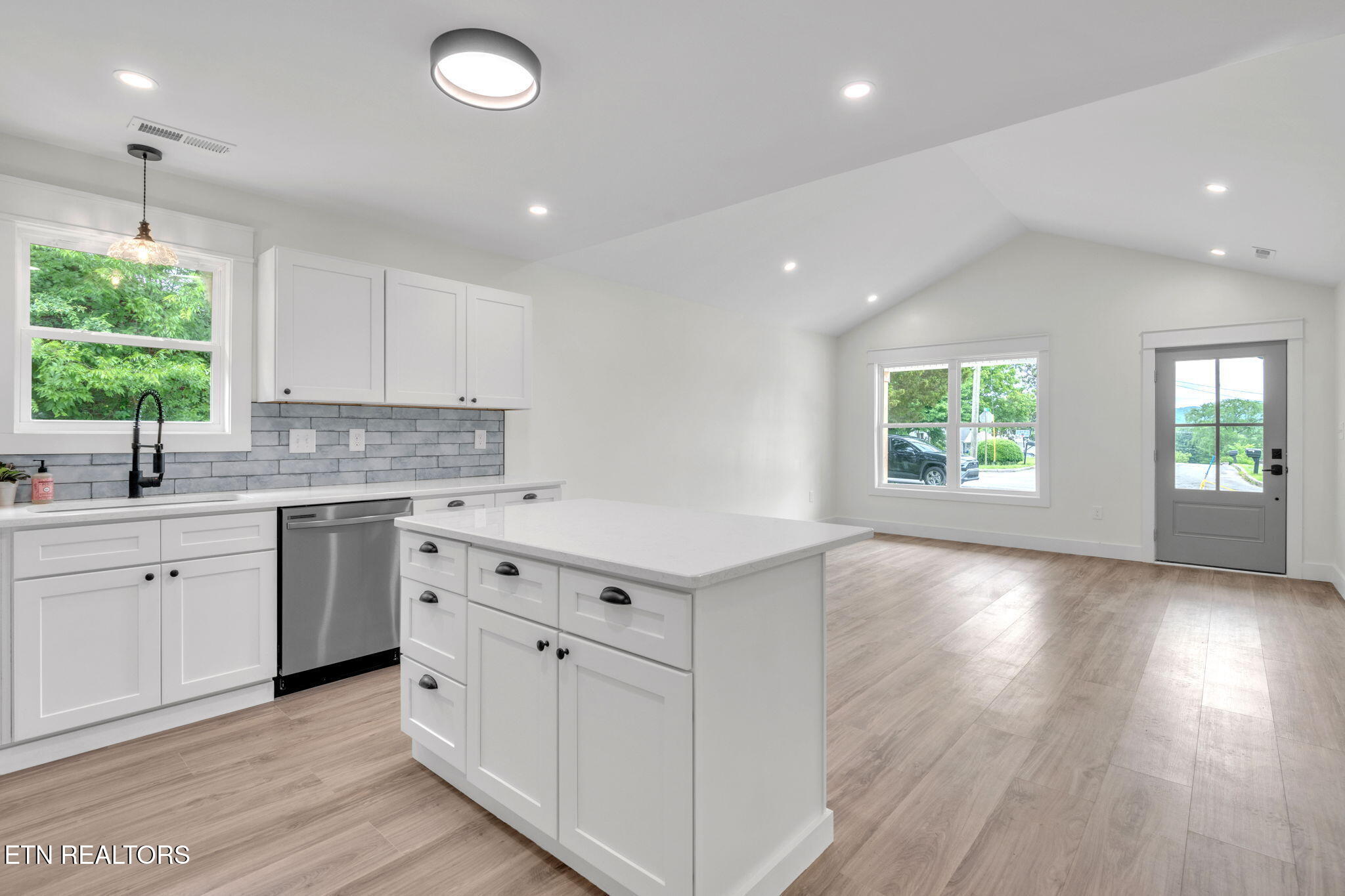 814 Hendrickson Street Clinton, TN 37716 - Photo 12 of 23 22-web-or-mls-814 Hendrickson-9822