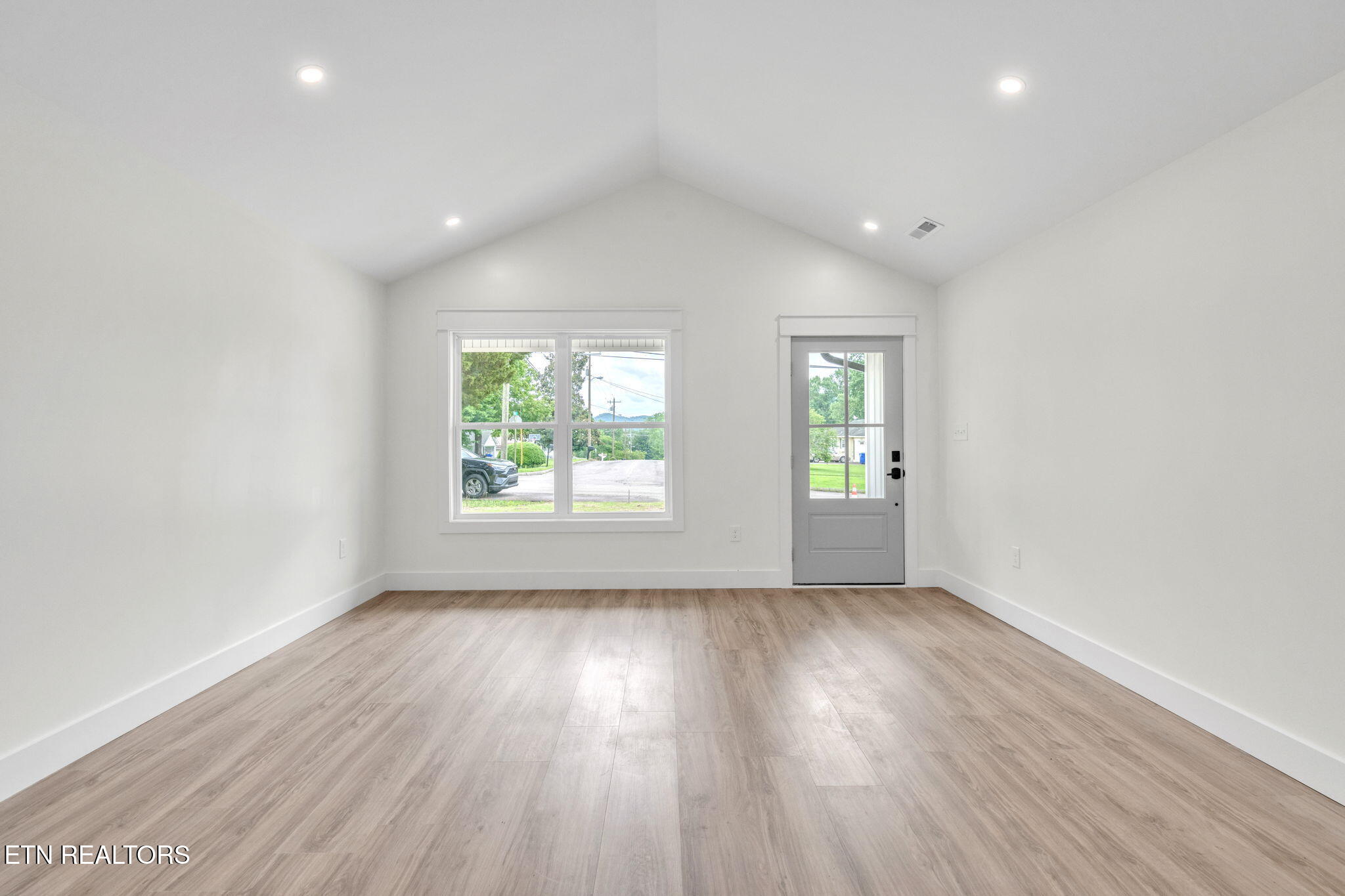 814 Hendrickson Street Clinton, TN 37716 - Photo 13 of 23 23-web-or-mls-814 Hendrickson-9825