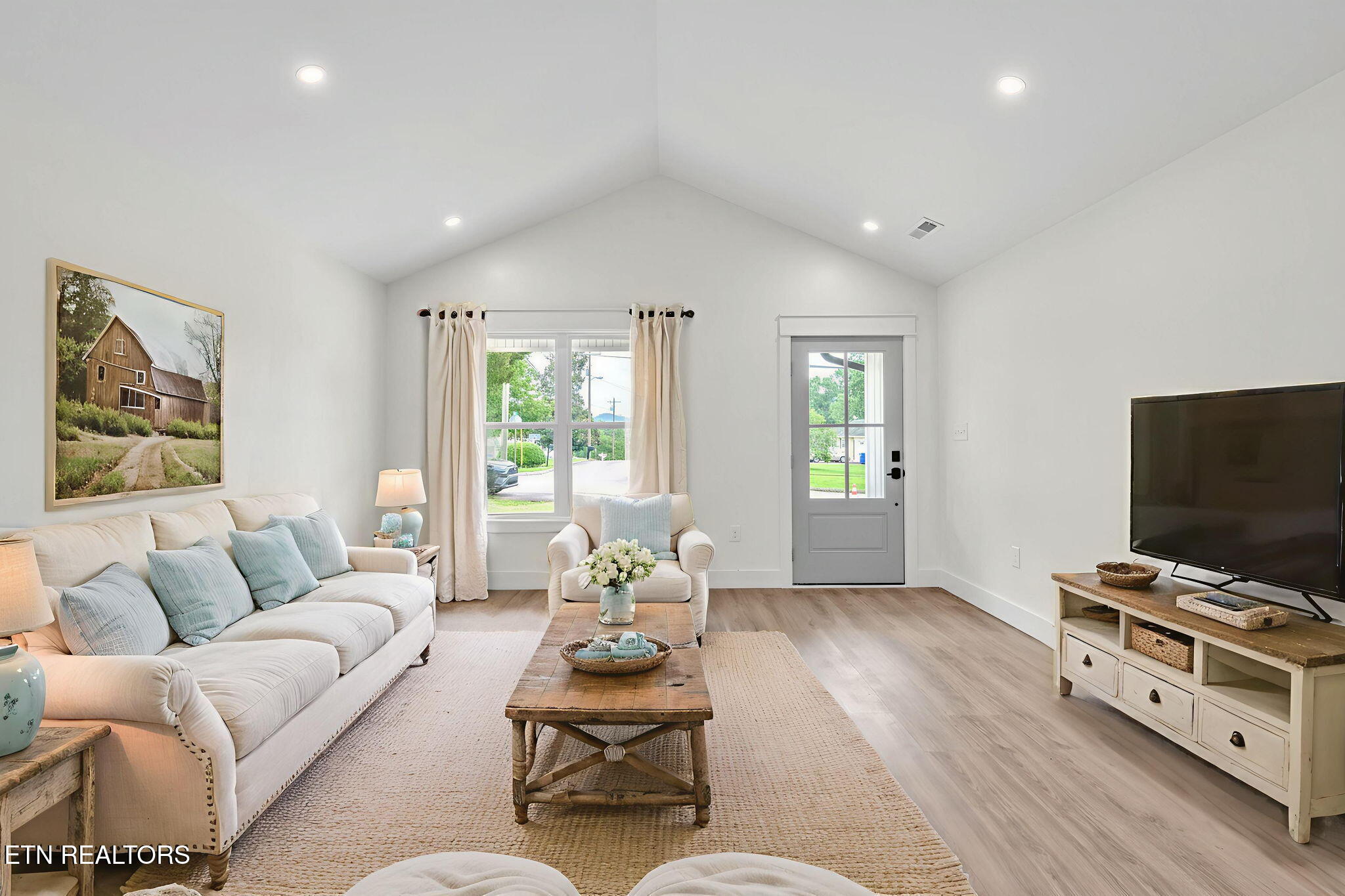 814 Hendrickson Street Clinton, TN 37716 - Photo 14 of 23 27-web-or-mls-814-Hendrickson-9825 - Liv