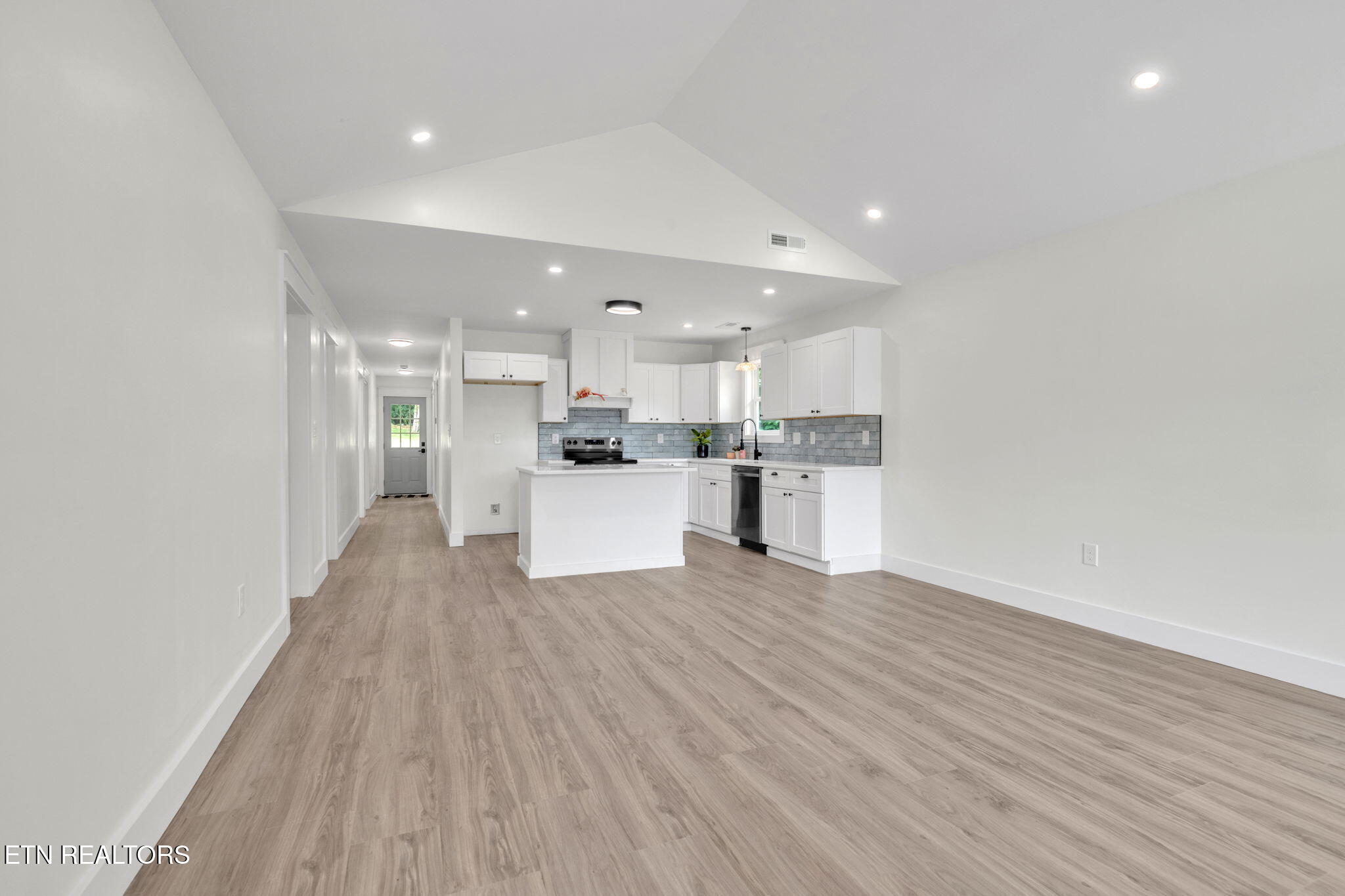 814 Hendrickson Street Clinton, TN 37716 - Photo 4 of 23 5-web-or-mls-814 Hendrickson-9771