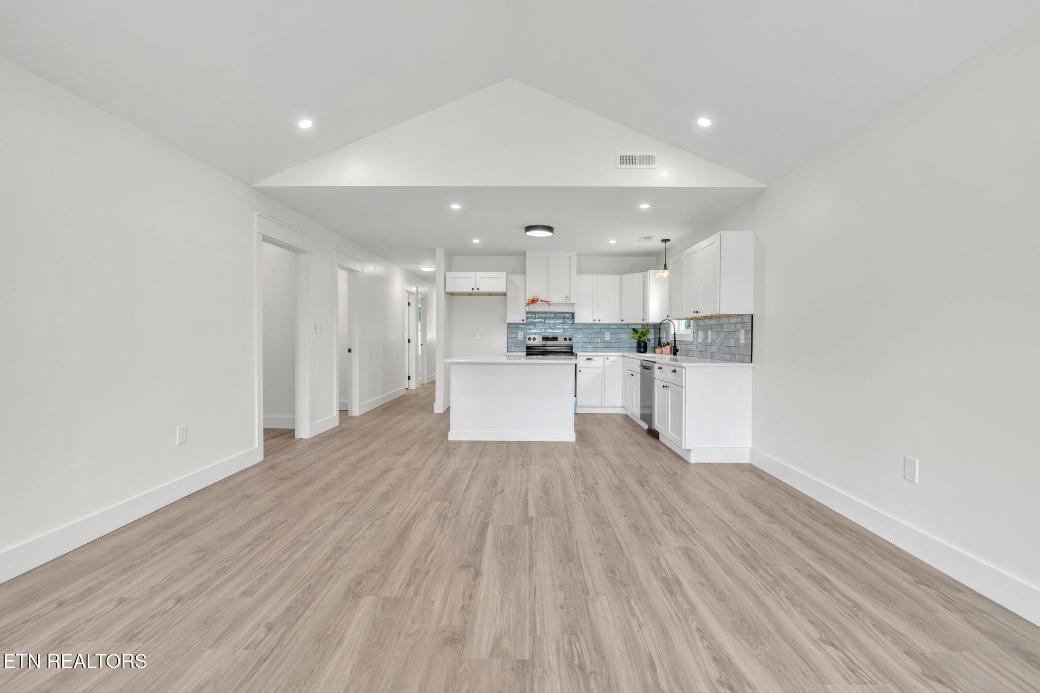 814 Hendrickson Street Clinton, TN 37716 - Photo 5 of 23 6-web-or-mls-814 Hendrickson-9774