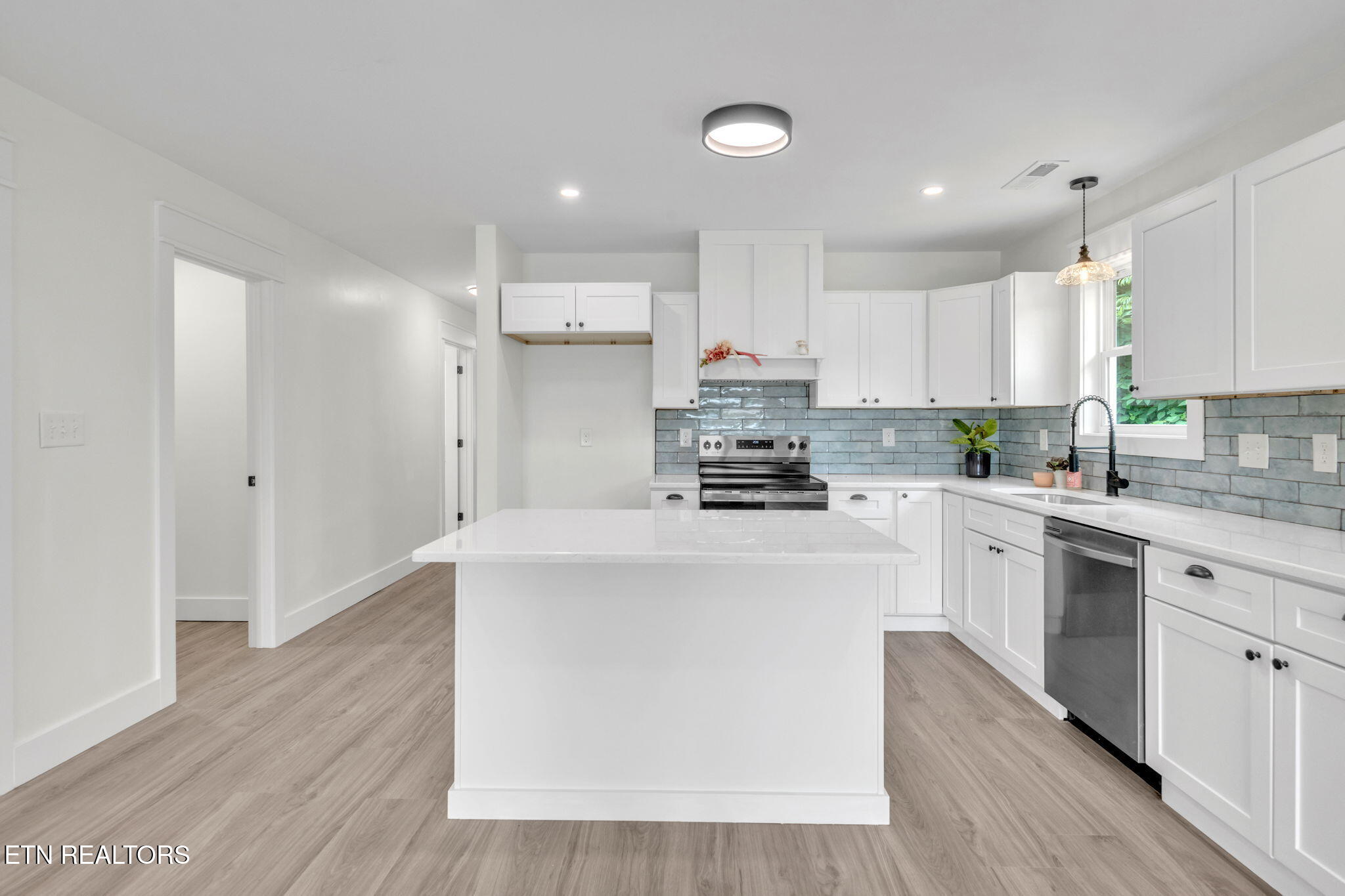 814 Hendrickson Street Clinton, TN 37716 - Photo 7 of 23 8-web-or-mls-814 Hendrickson-9780