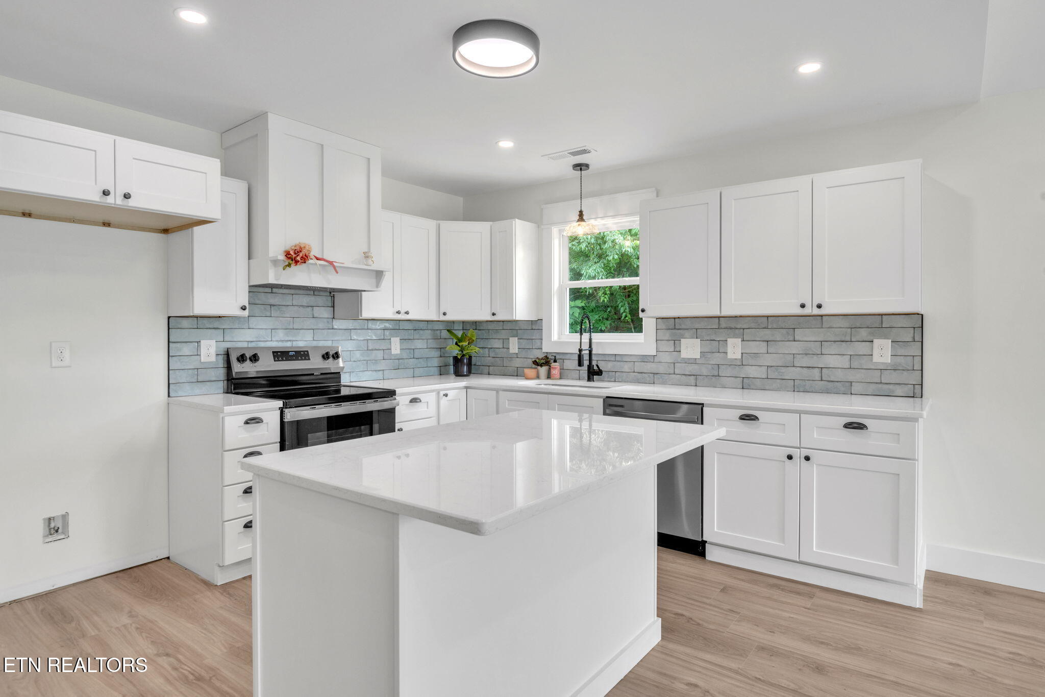 814 Hendrickson Street Clinton, TN 37716 - Photo 8 of 23 9-web-or-mls-814 Hendrickson-9783