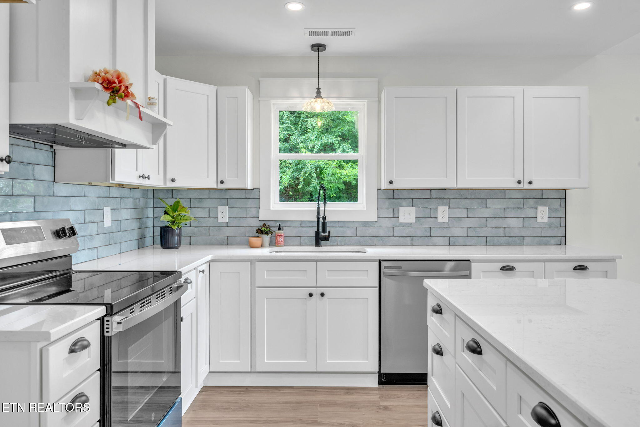 814 Hendrickson Street Clinton, TN 37716 - Photo 9 of 23 10-web-or-mls-814 Hendrickson-9786