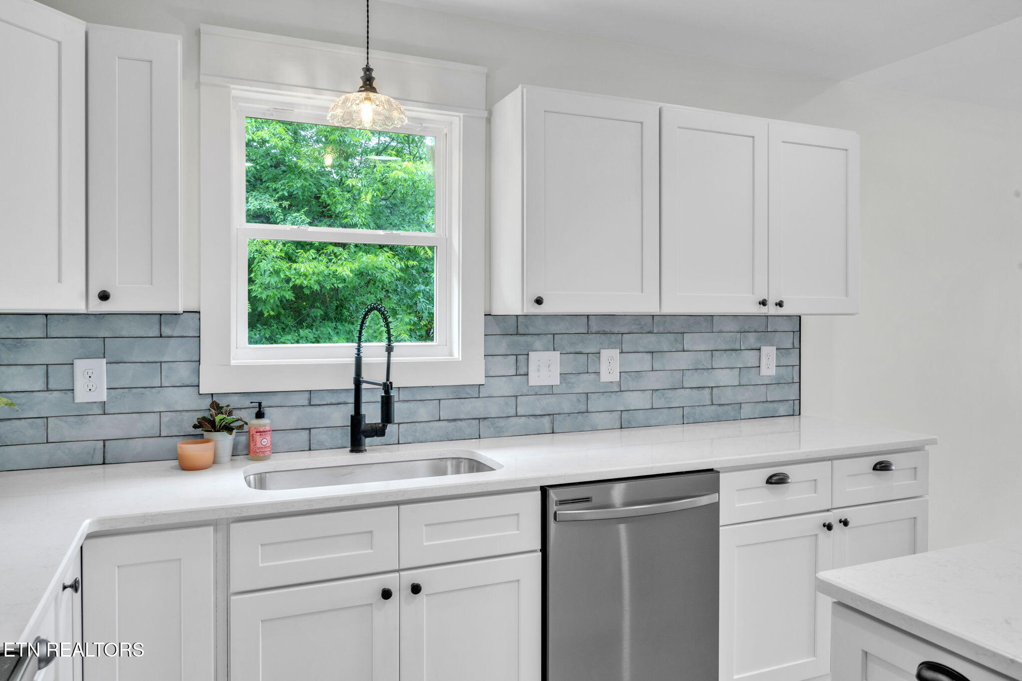 814 Hendrickson Street Clinton, TN 37716 - Photo 10 of 23 11-web-or-mls-814 Hendrickson-9789