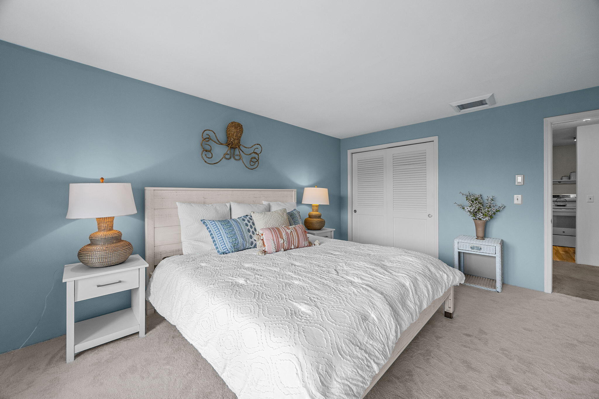 42 Old Colony Way, Unit 28 Orleans, MA 02653 - Photo 21 of 31 a bedroom with a bed and lamps