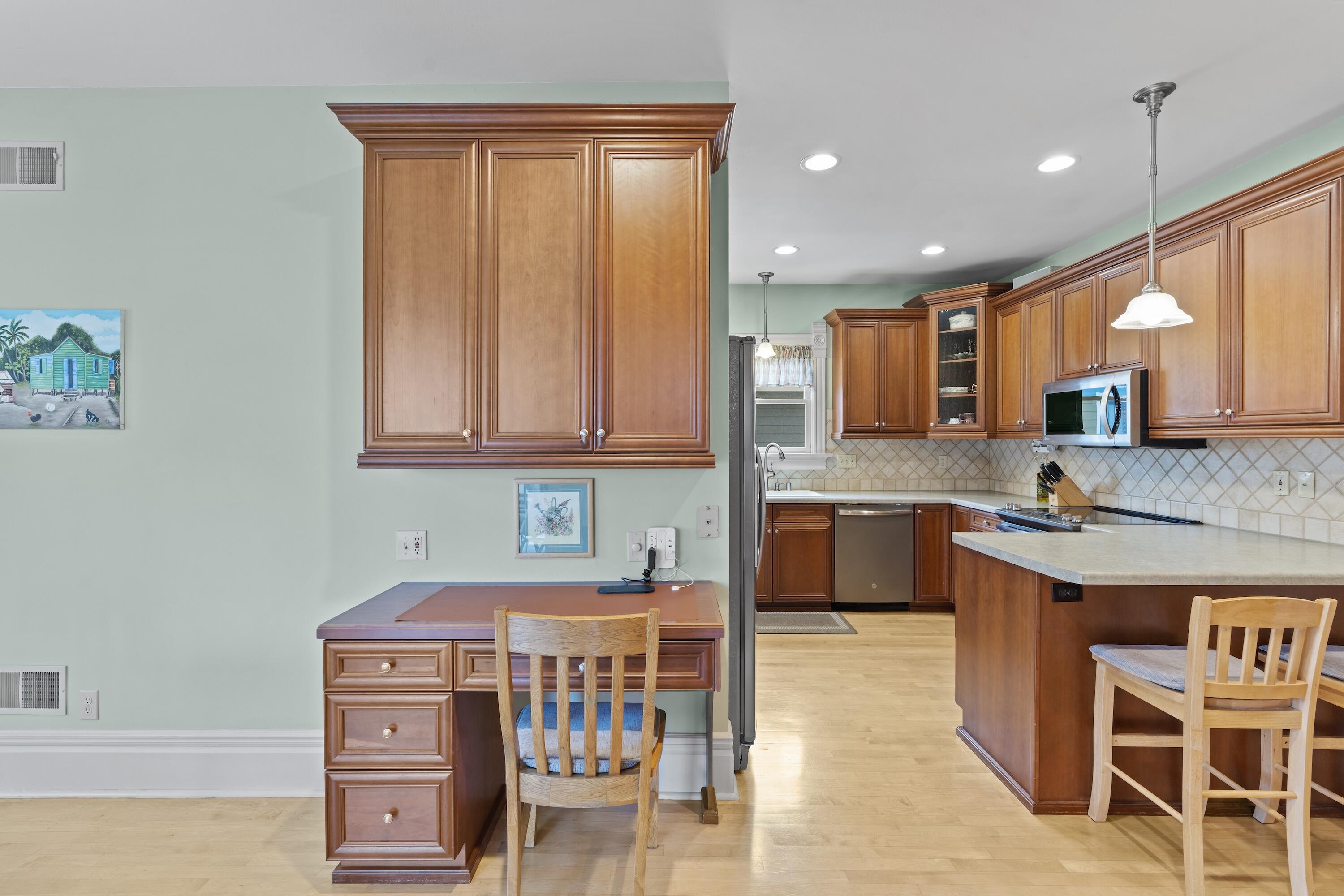 8100 West Chestnut Street Wauwatosa, WI 53213 - Photo 13 of 43 Kitchen- Built in Desk