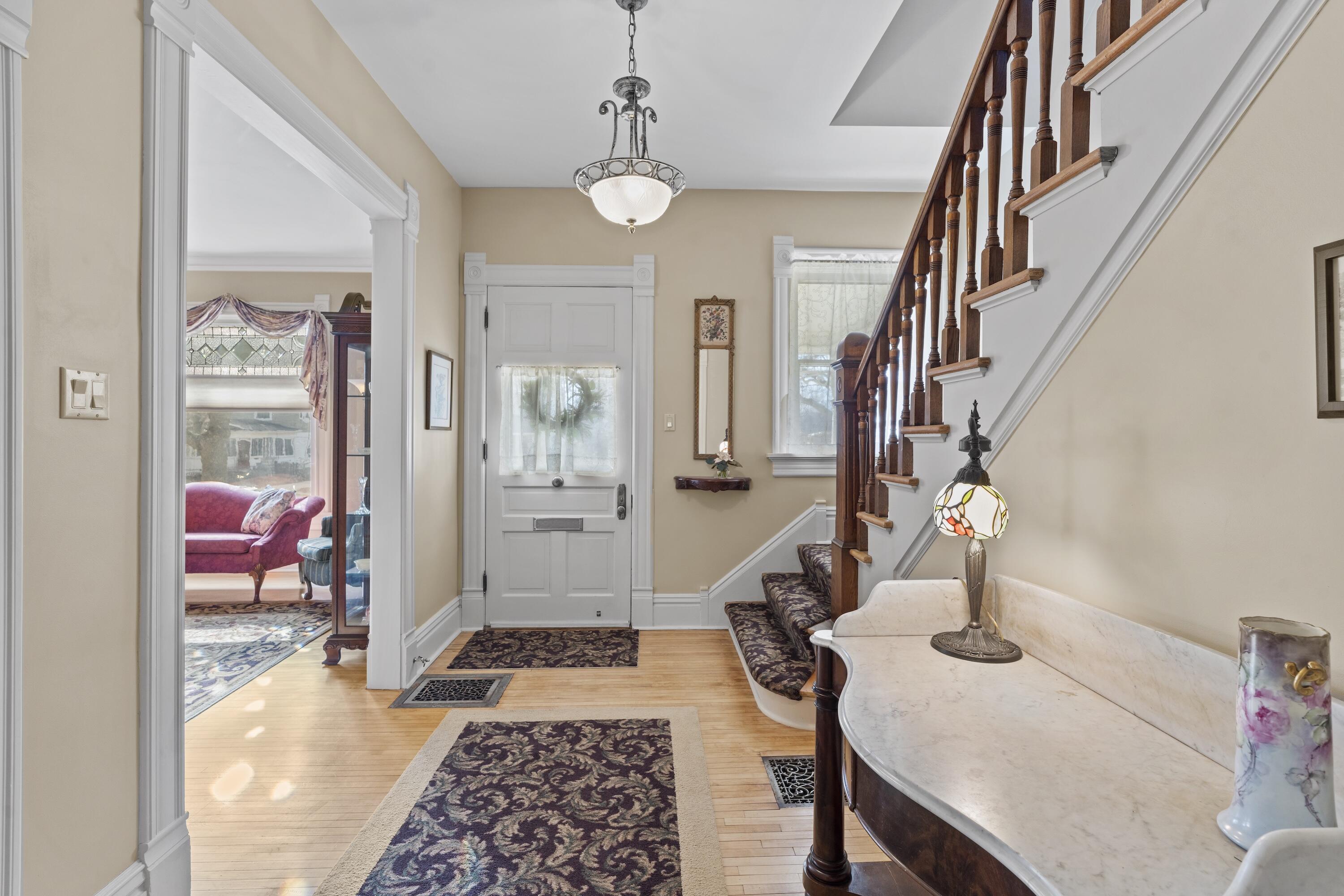 8100 West Chestnut Street Wauwatosa, WI 53213 - Photo 19 of 43 Foyer
