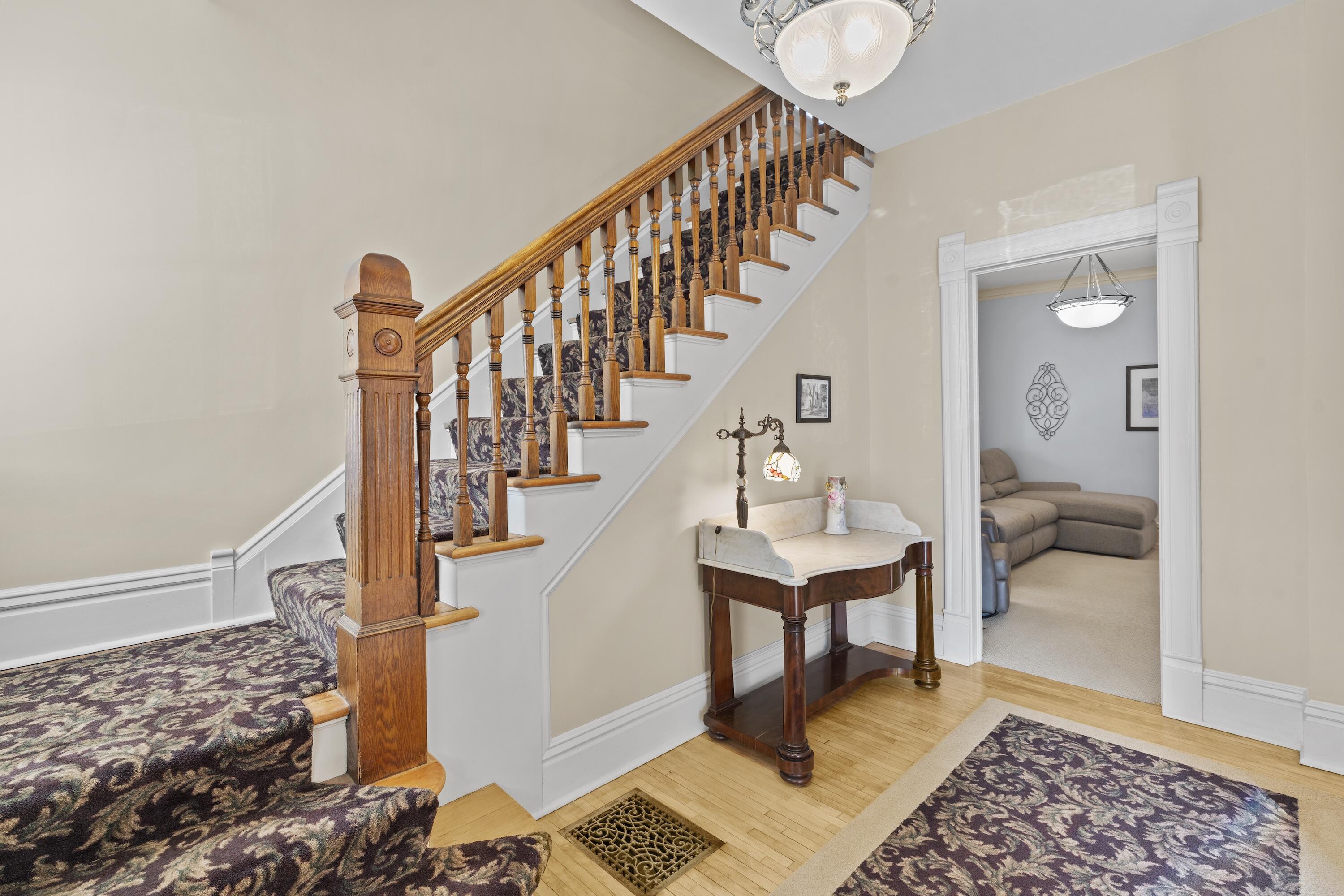 8100 West Chestnut Street Wauwatosa, WI 53213 - Photo 20 of 43 Foyer/Staircase