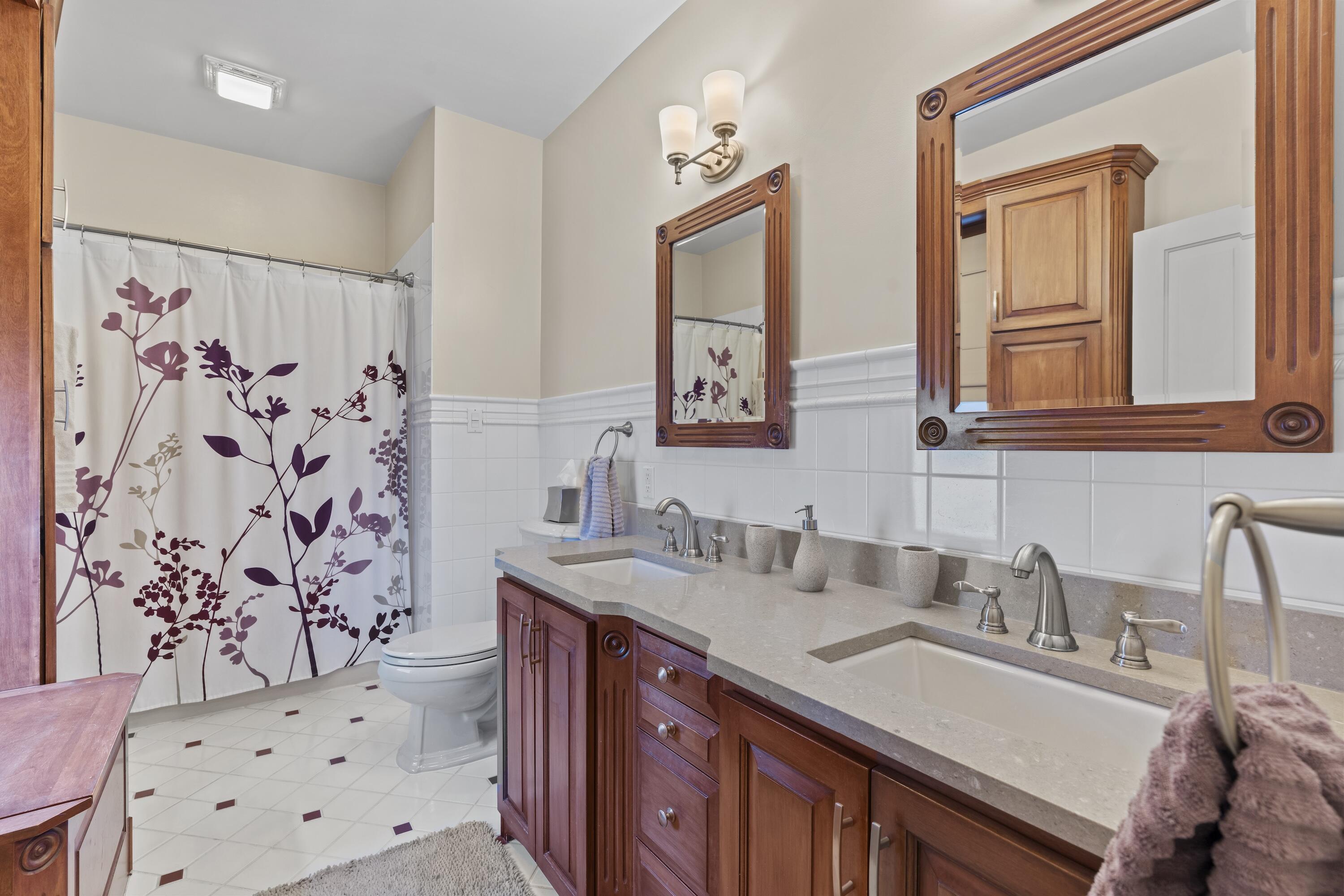 8100 West Chestnut Street Wauwatosa, WI 53213 - Photo 30 of 43 Full Bathroom