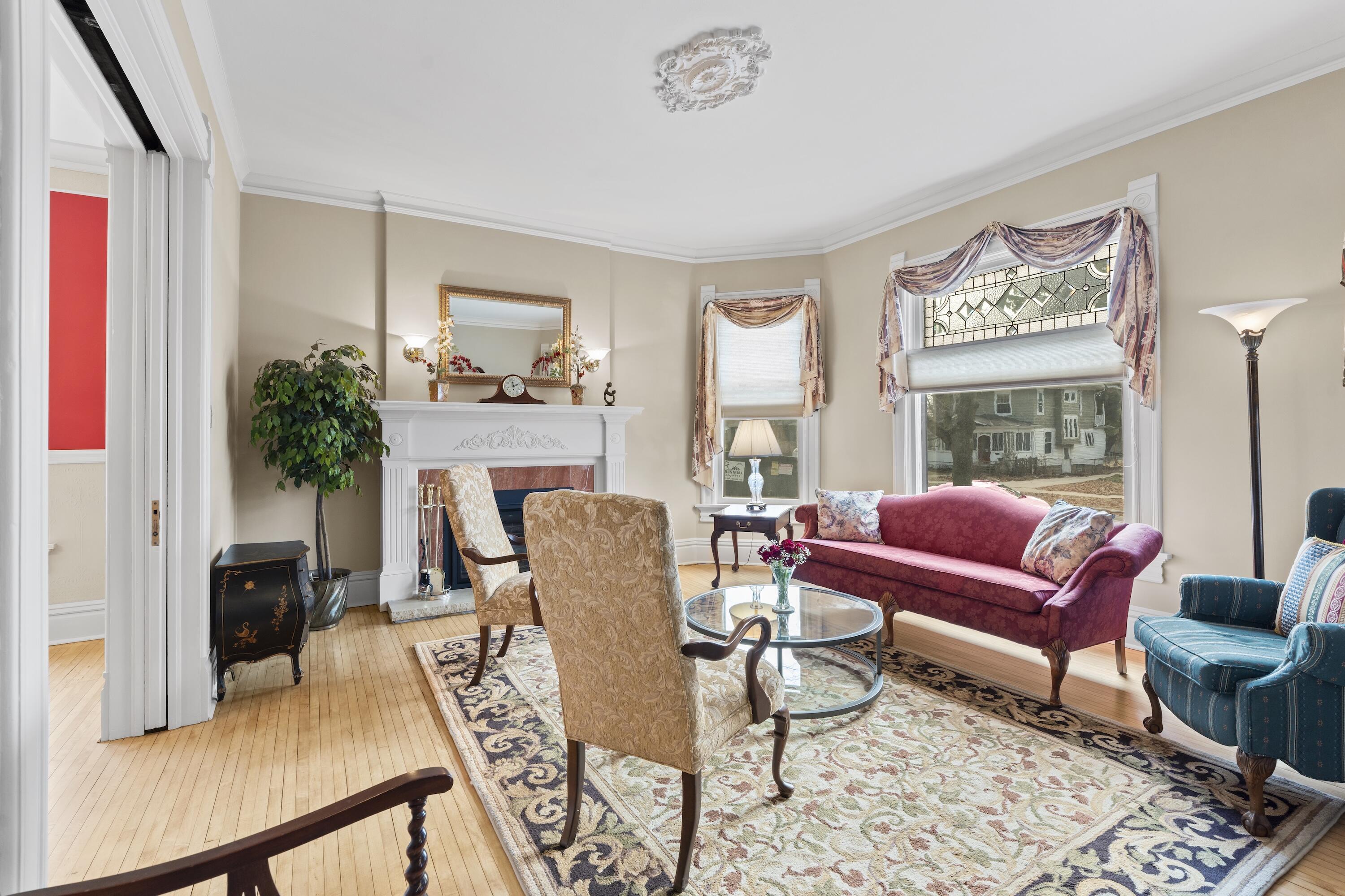 8100 West Chestnut Street Wauwatosa, WI 53213 - Photo 3 of 43 Living Room