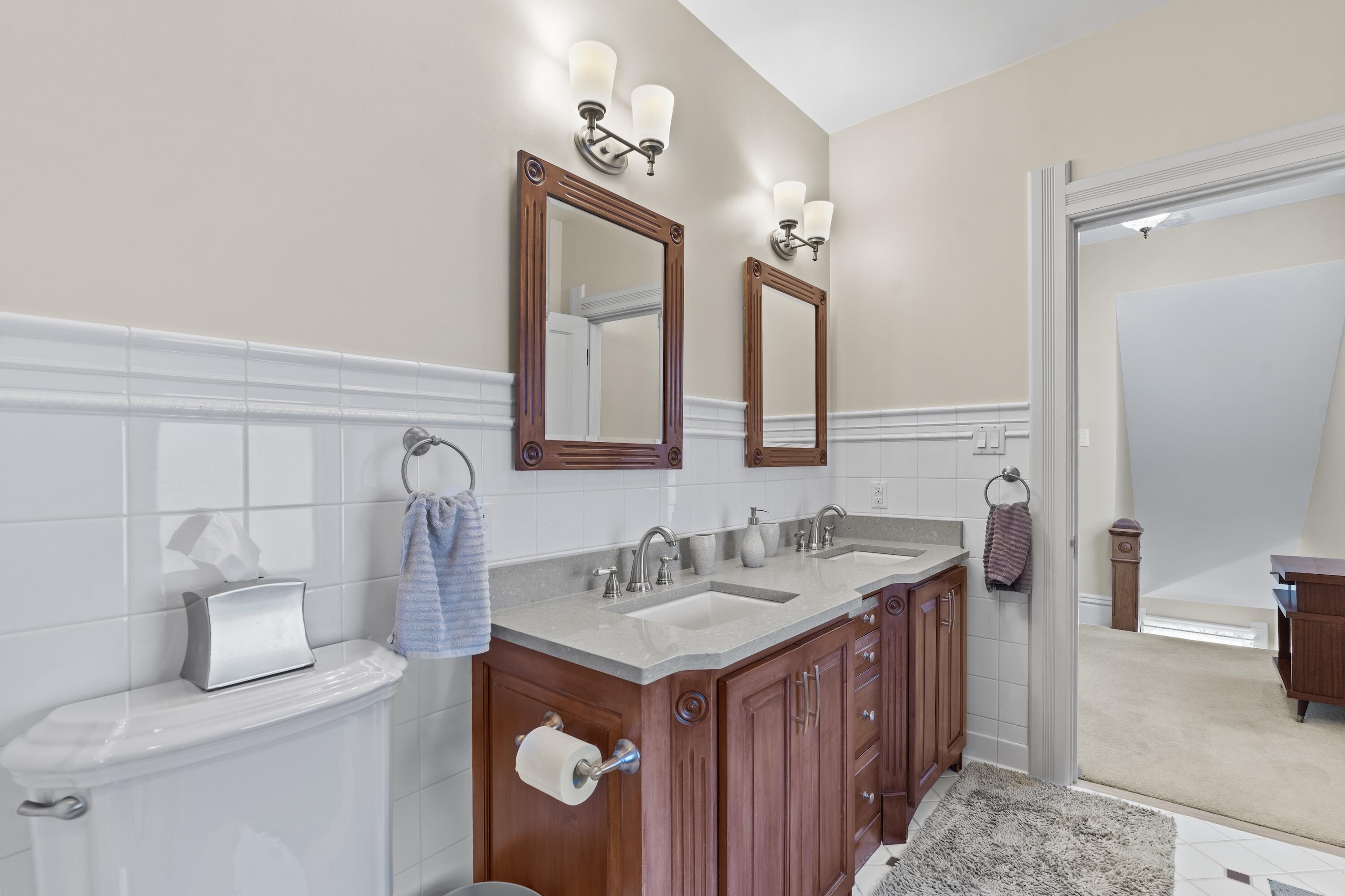 8100 West Chestnut Street Wauwatosa, WI 53213 - Photo 31 of 43 Full Bathroom