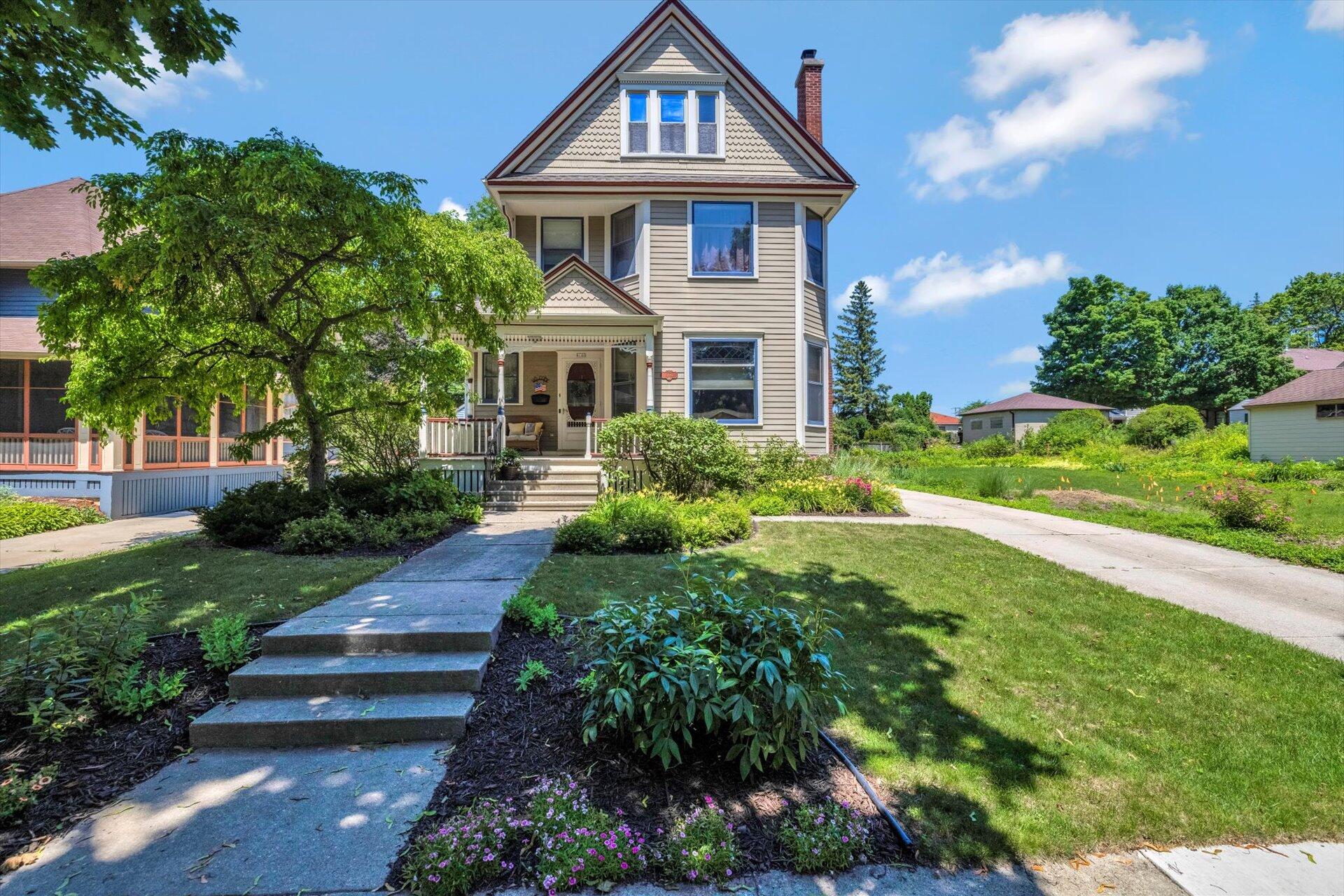 8100 West Chestnut Street Wauwatosa, WI 53213 - Photo 40 of 43 Front of Home- Walk