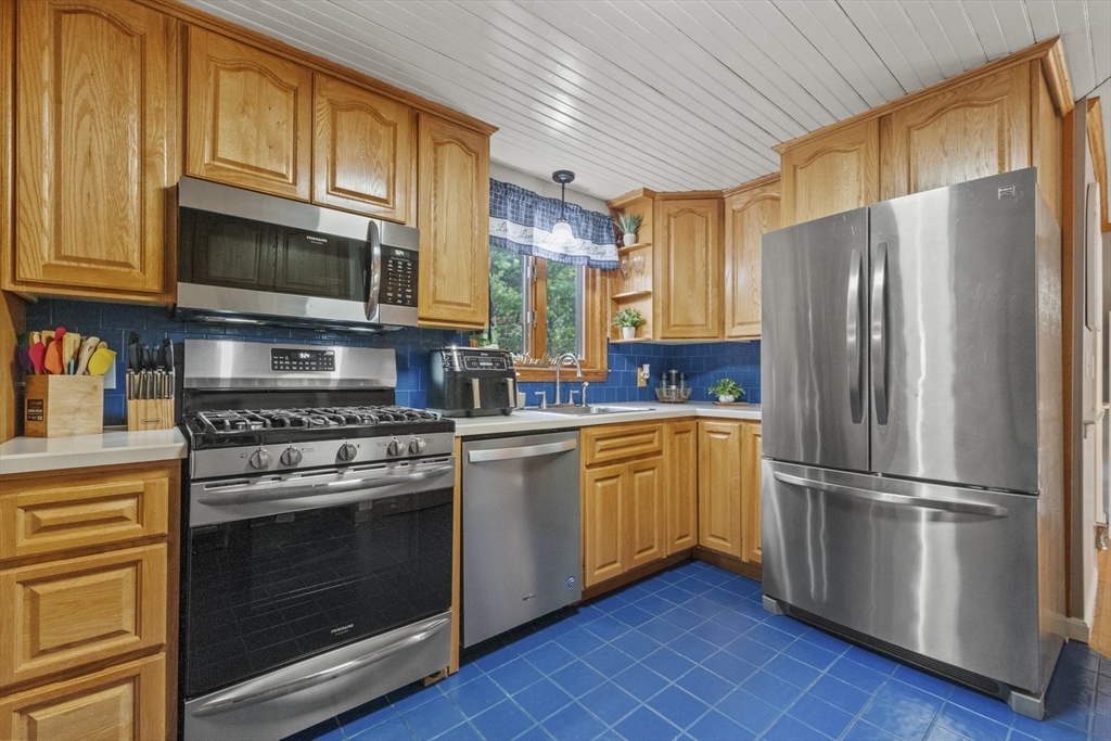 8 Mohawk Path Bellingham, MA 02019 - Photo 15 of 41 Gallery Image 15