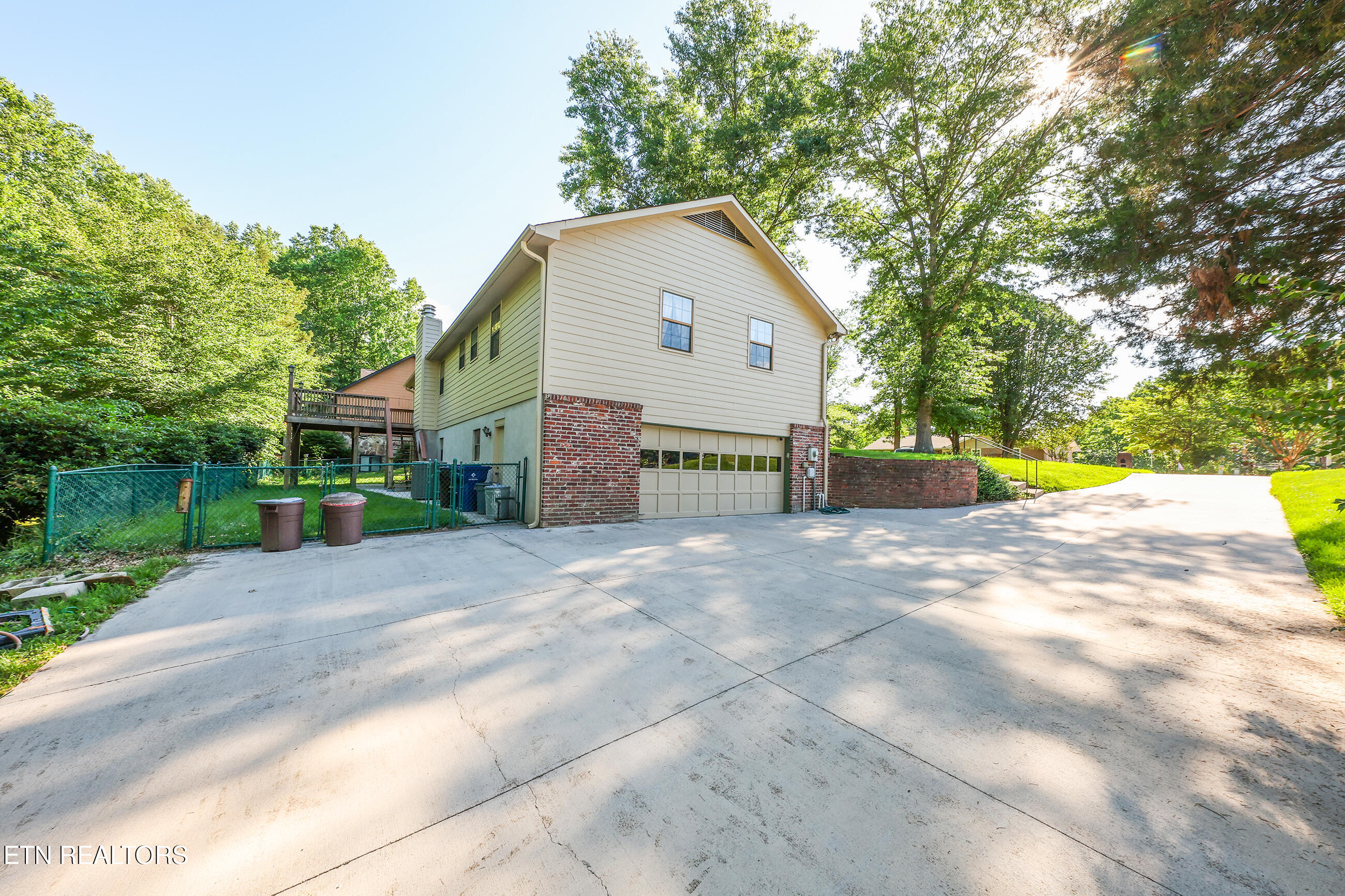 105 Claymore Lane Oak Ridge, TN 37830 - Photo 5 of 55 garage side 1