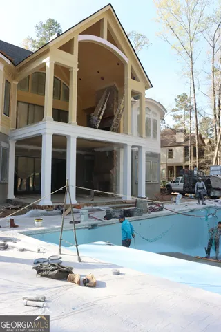 a view of a house with a yard
