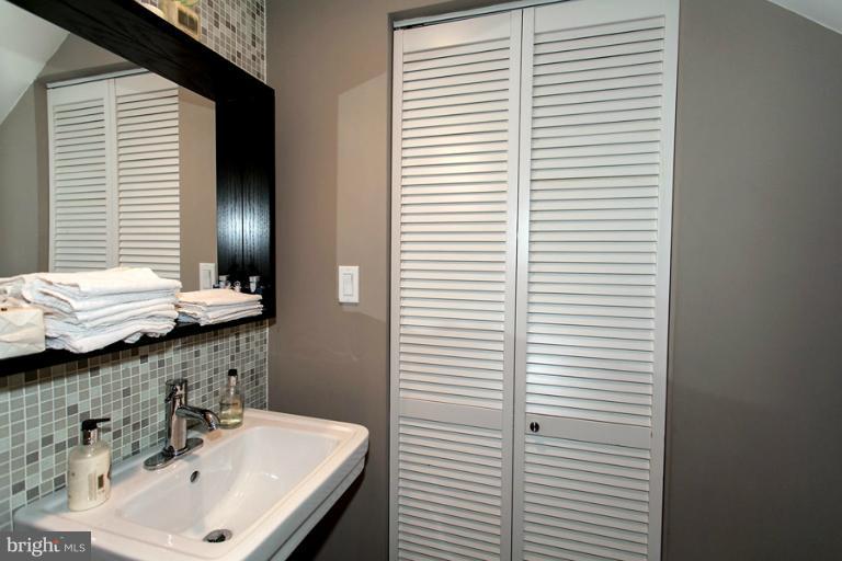 637 A Street Southeast Washington, DC 20003 - Photo 1 of 22 Bath