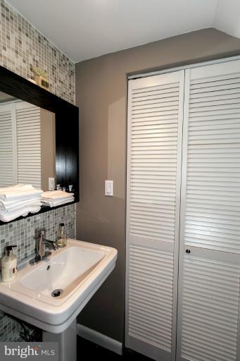 637 A Street Southeast Washington, DC 20003 - Photo 6 of 22 Bath