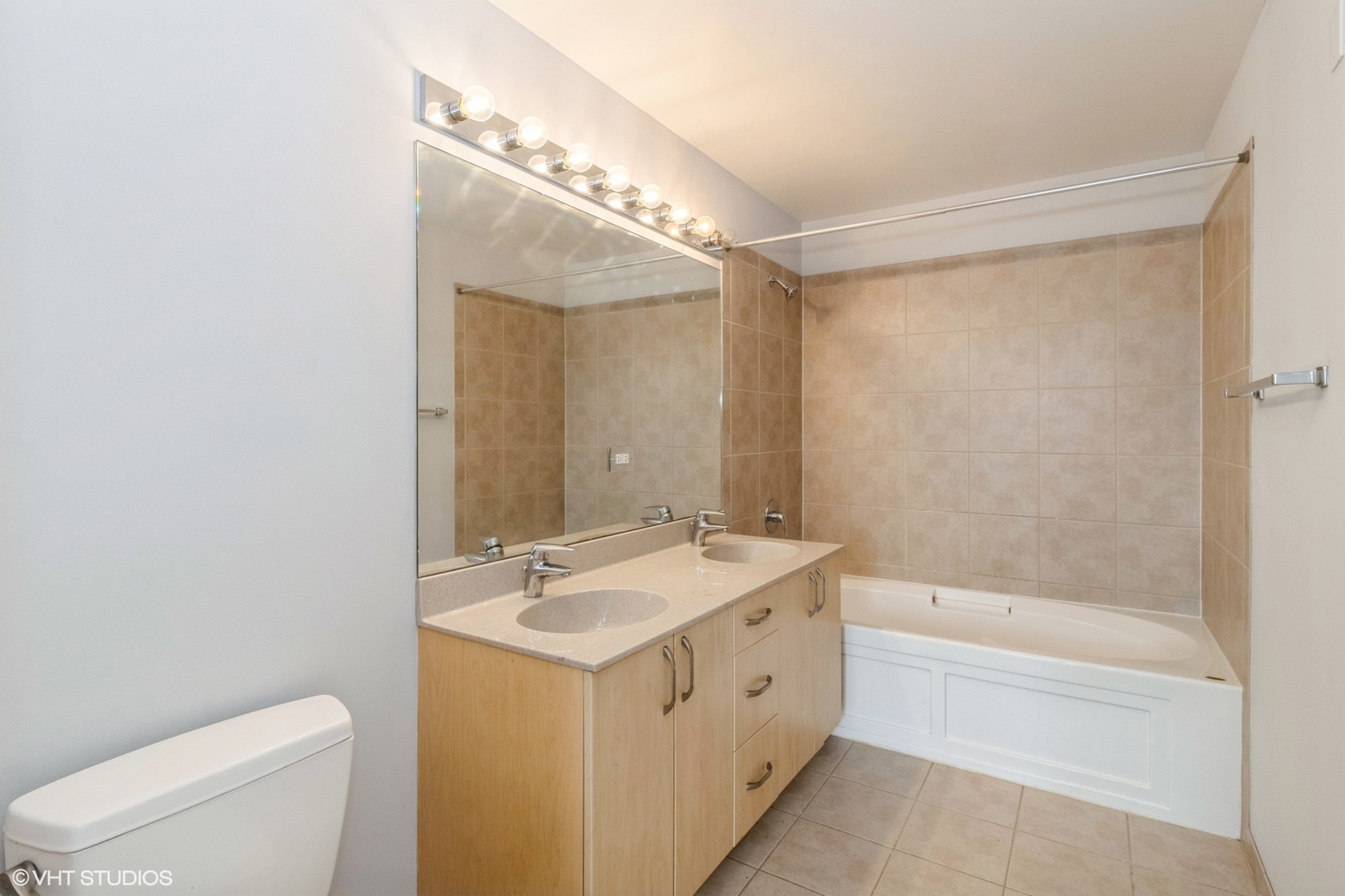235 West Van Buren Street, Unit 2304 Chicago, IL 60607 - Photo 8 of 13 a bathroom with a tub sink toilet and a mirror