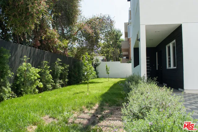 a view of a back yard
