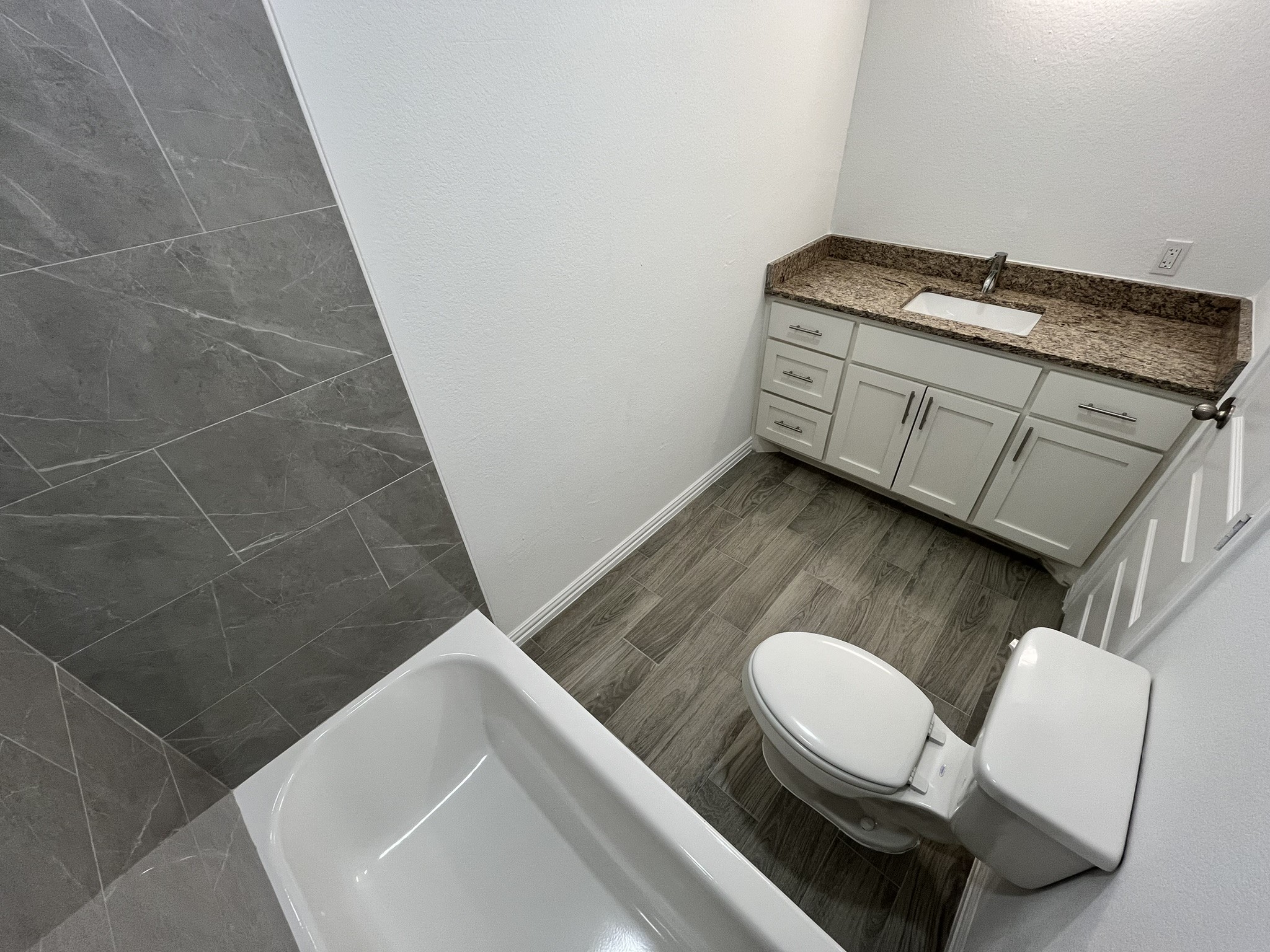 5706 Howell Street, Unit B Houston, TX 77032 - Photo 15 of 27 Gallery Image 15