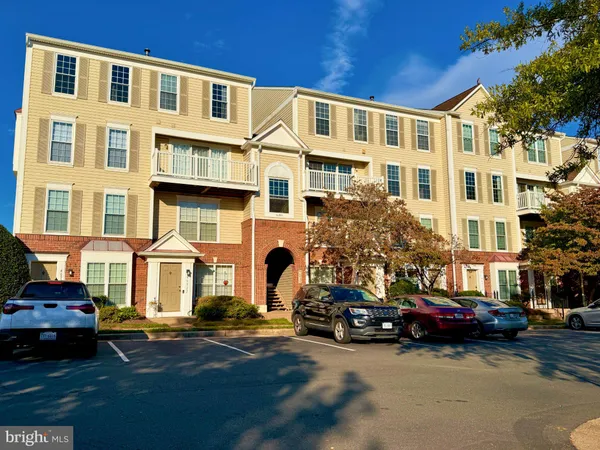 $2,450 | 46924 Courtyard Square, Unit 301, Sterling, VA 20164