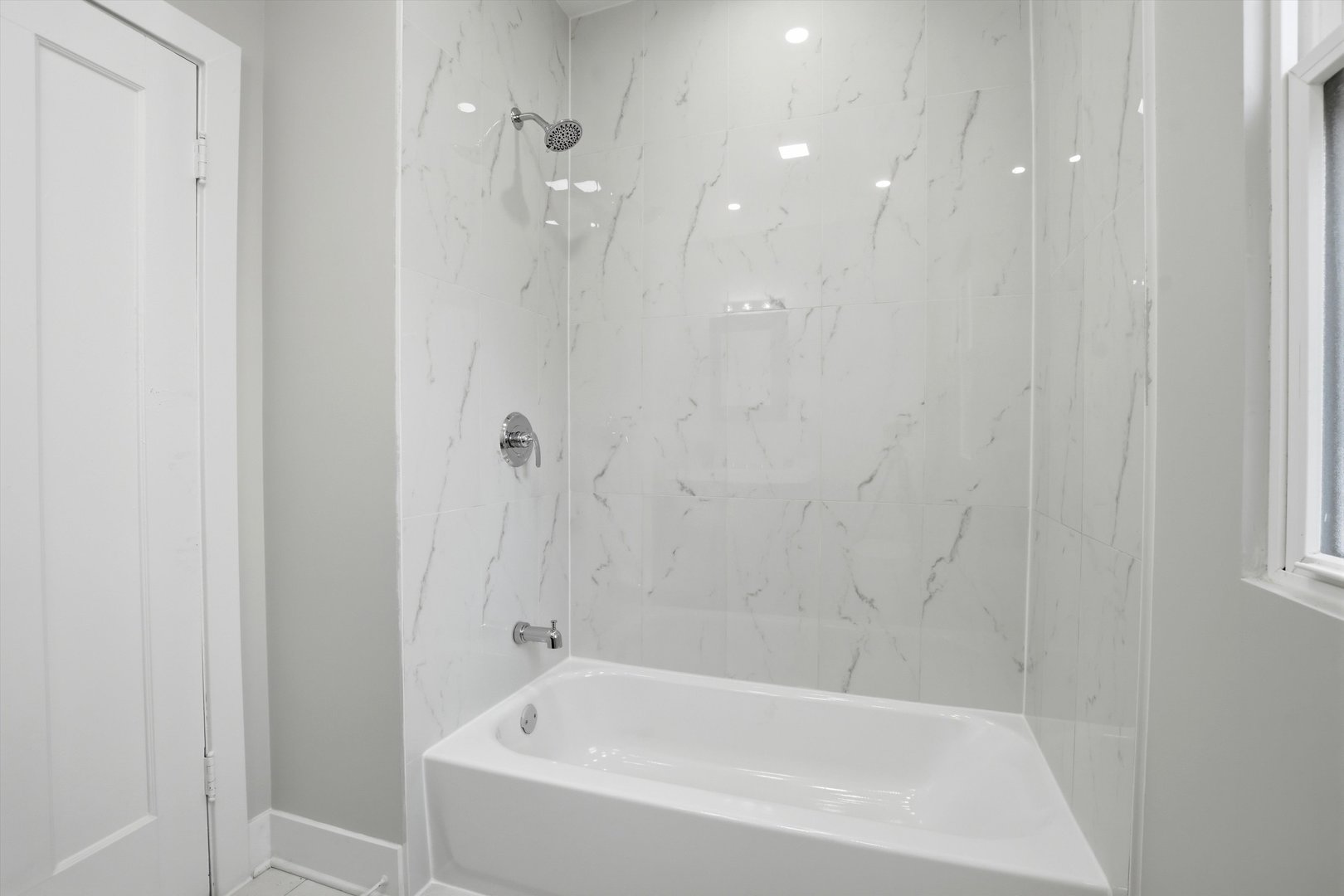 9953 South Prospect Avenue Chicago, IL 60643 - Photo 15 of 35 a bathroom with a bathtub