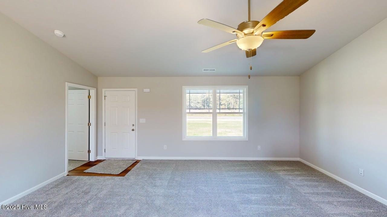 1391 Pinkney Road Pikeville, NC 27863 - Photo 5 of 29 Living Room