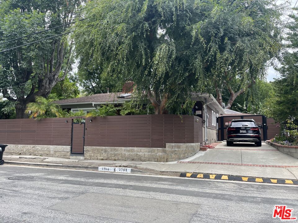 3708 Woodcliff Road Sherman Oaks, CA 91403 - Photo 14 of 14 a view of a terrace