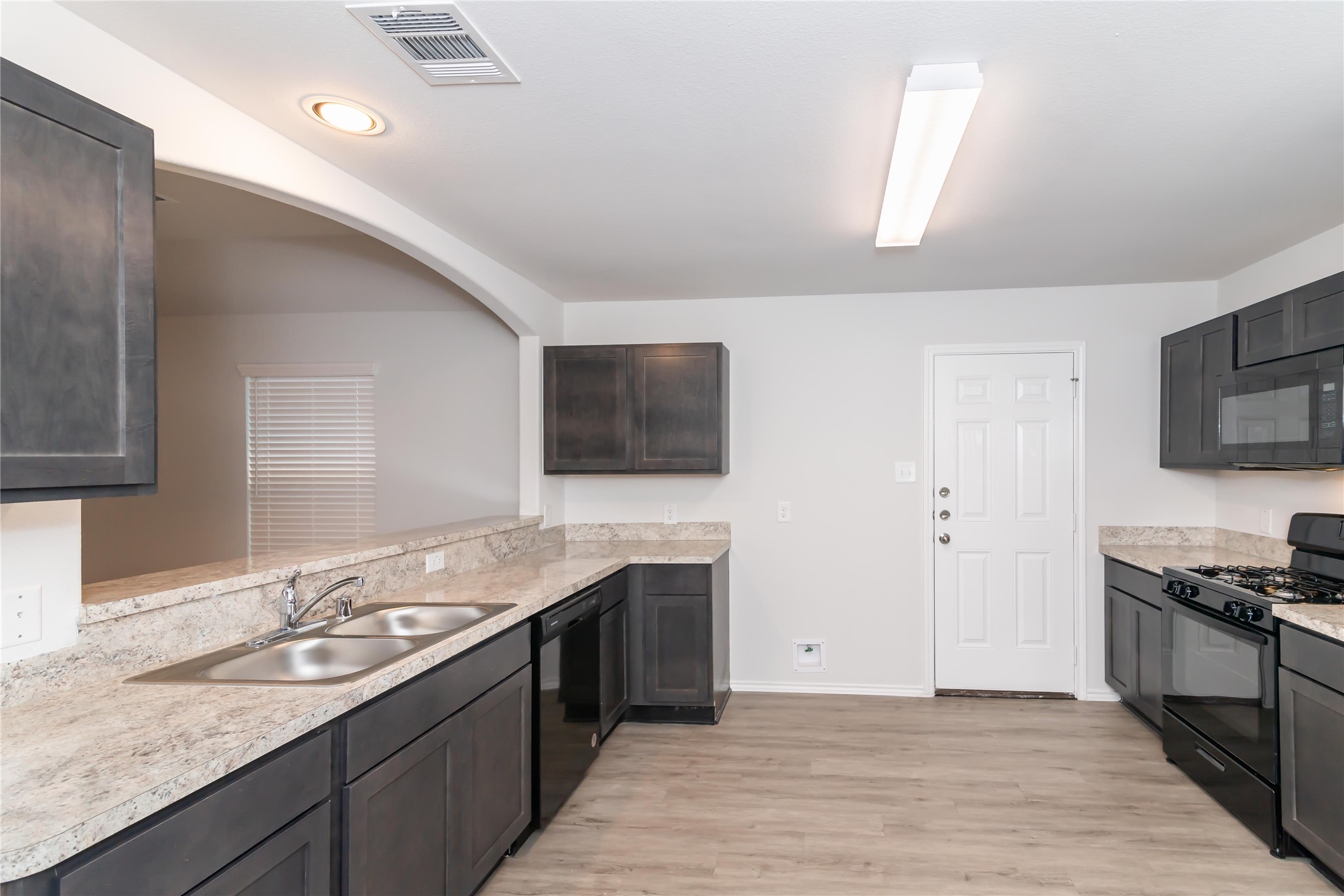 2138 Middle Rdg Drive Conroe, TX 77301 - Photo 9 of 15 Photos may be representative of the floor plan and not the exact home. Finishes, layout, and features of the actual property for lease may vary.