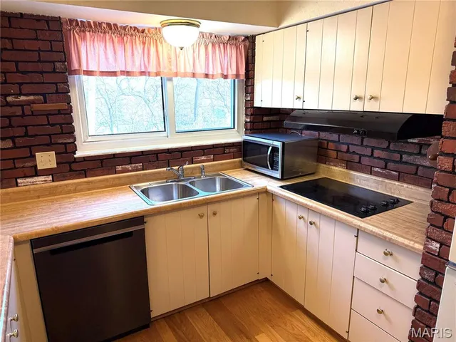 $410,000 | 1018 Julianna Drive, Ballwin, MO 63011