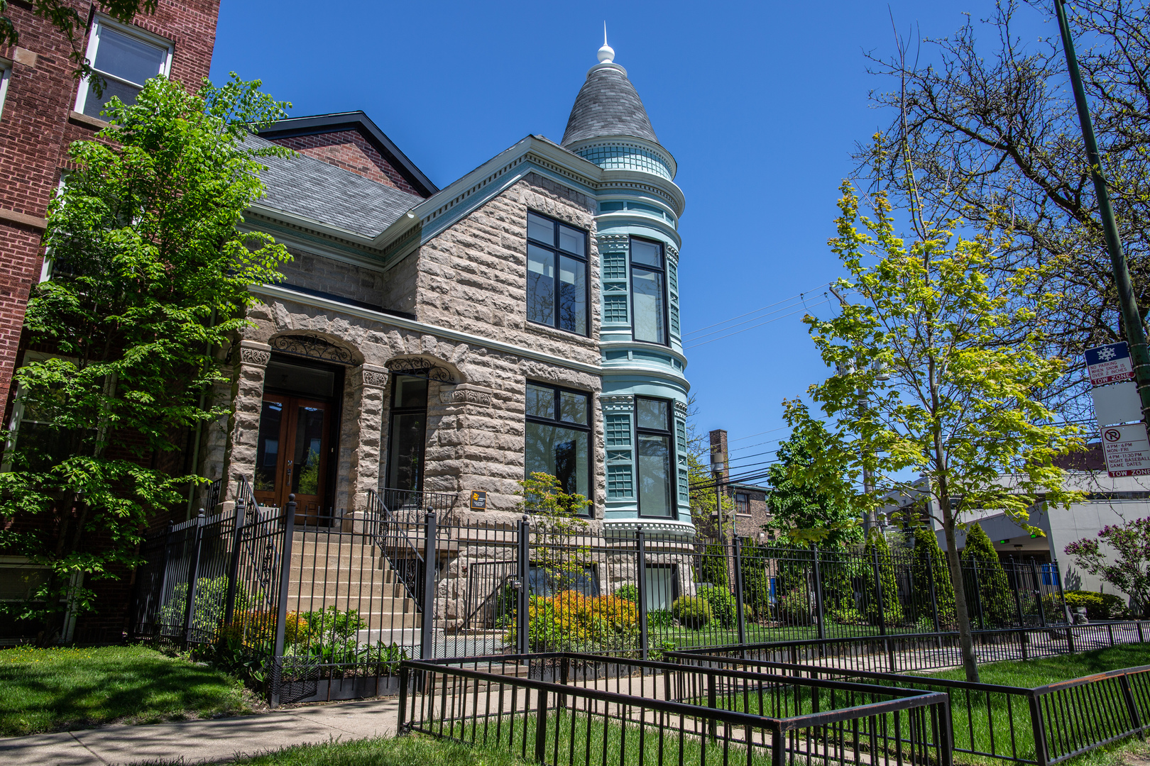 1418 West Addison Street, Unit 101 Chicago, IL 60613 - Photo 1 of 5 front view of a house with a garden