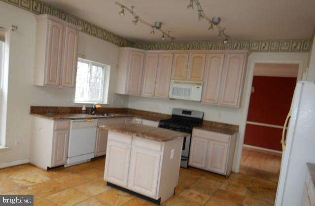 12907 Summit Ridge Terrace Germantown, MD 20874 - Photo 2 of 7 Kitchen