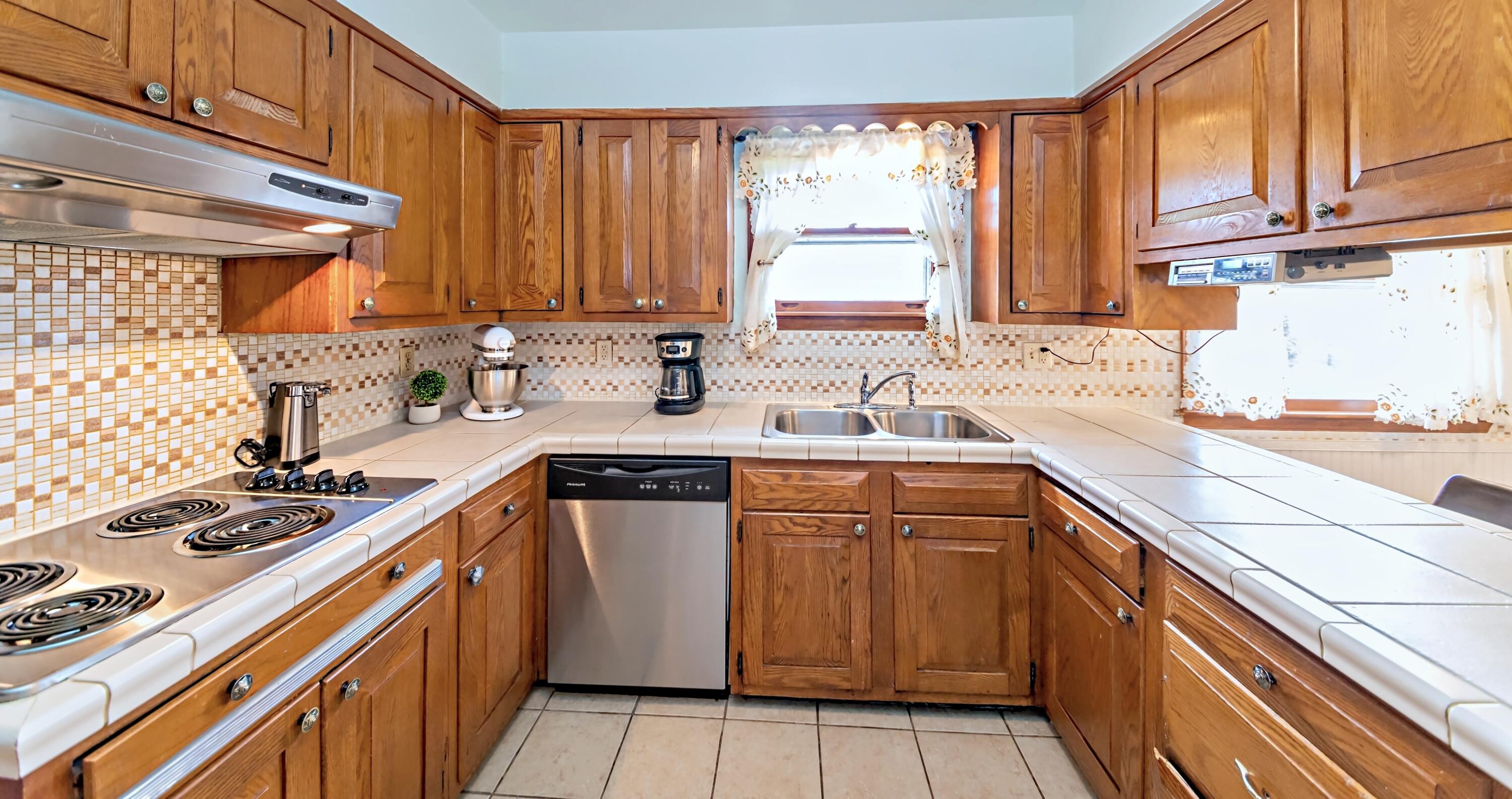 341 Brenda Road Benton Harbor, MI 49022 - Photo 16 of 37 Kitchen