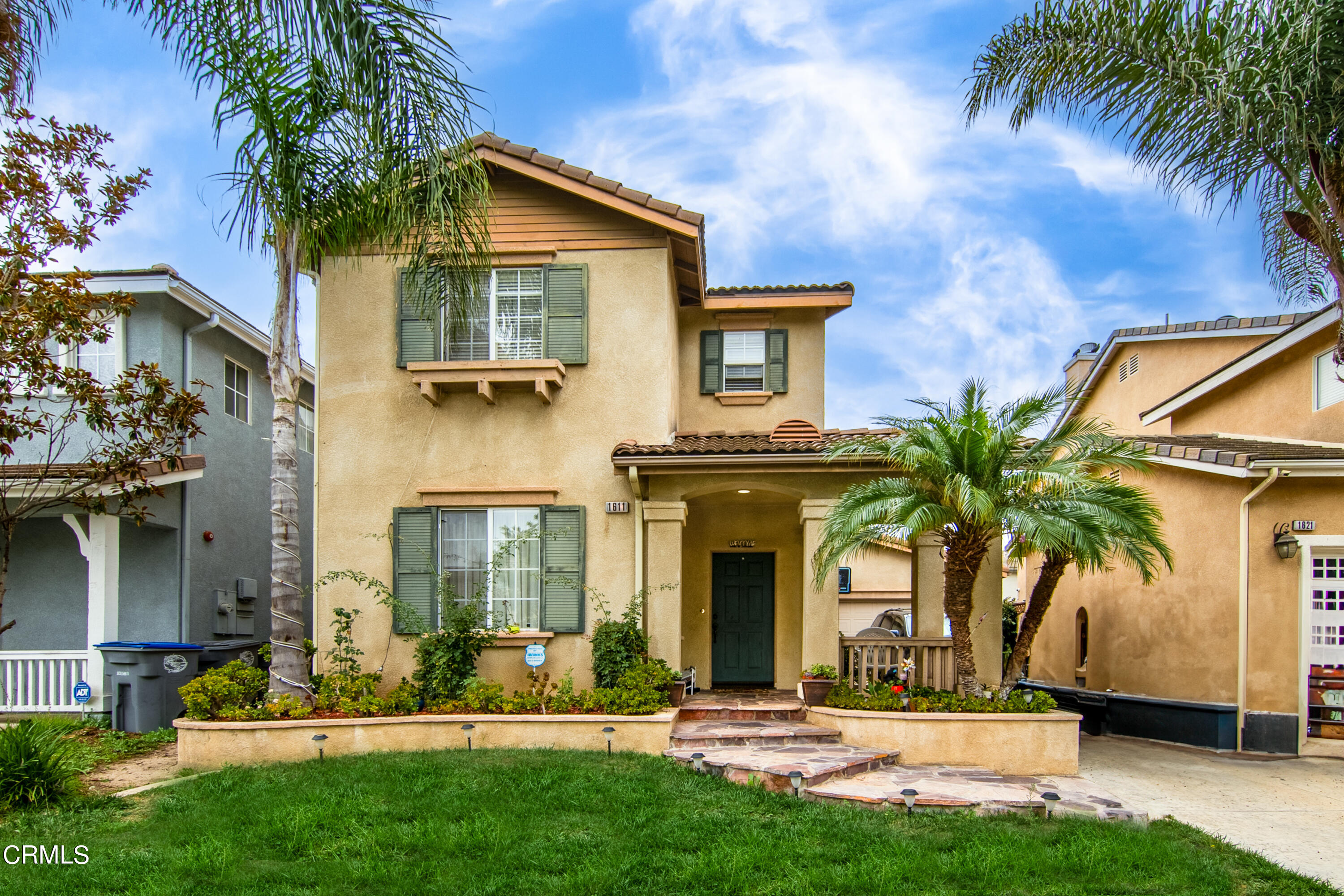 a view of multiple house with a yard