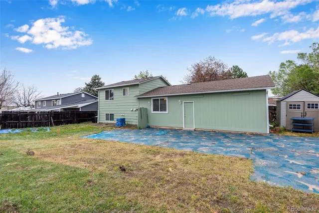 a view of a house with a backyard