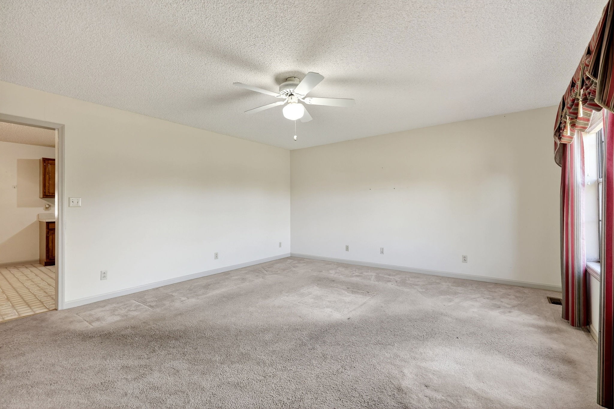 4143 Viola Road McMinnville, TN 37110 - Photo 6 of 27 an empty room with closet and a ceiling fan
