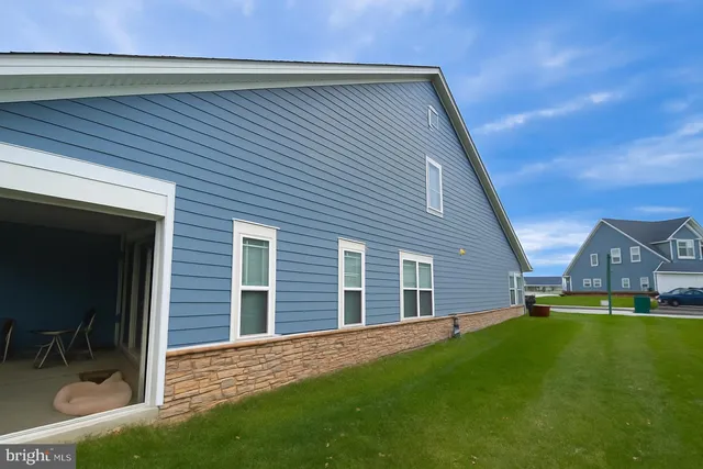 a view of a house with backyard