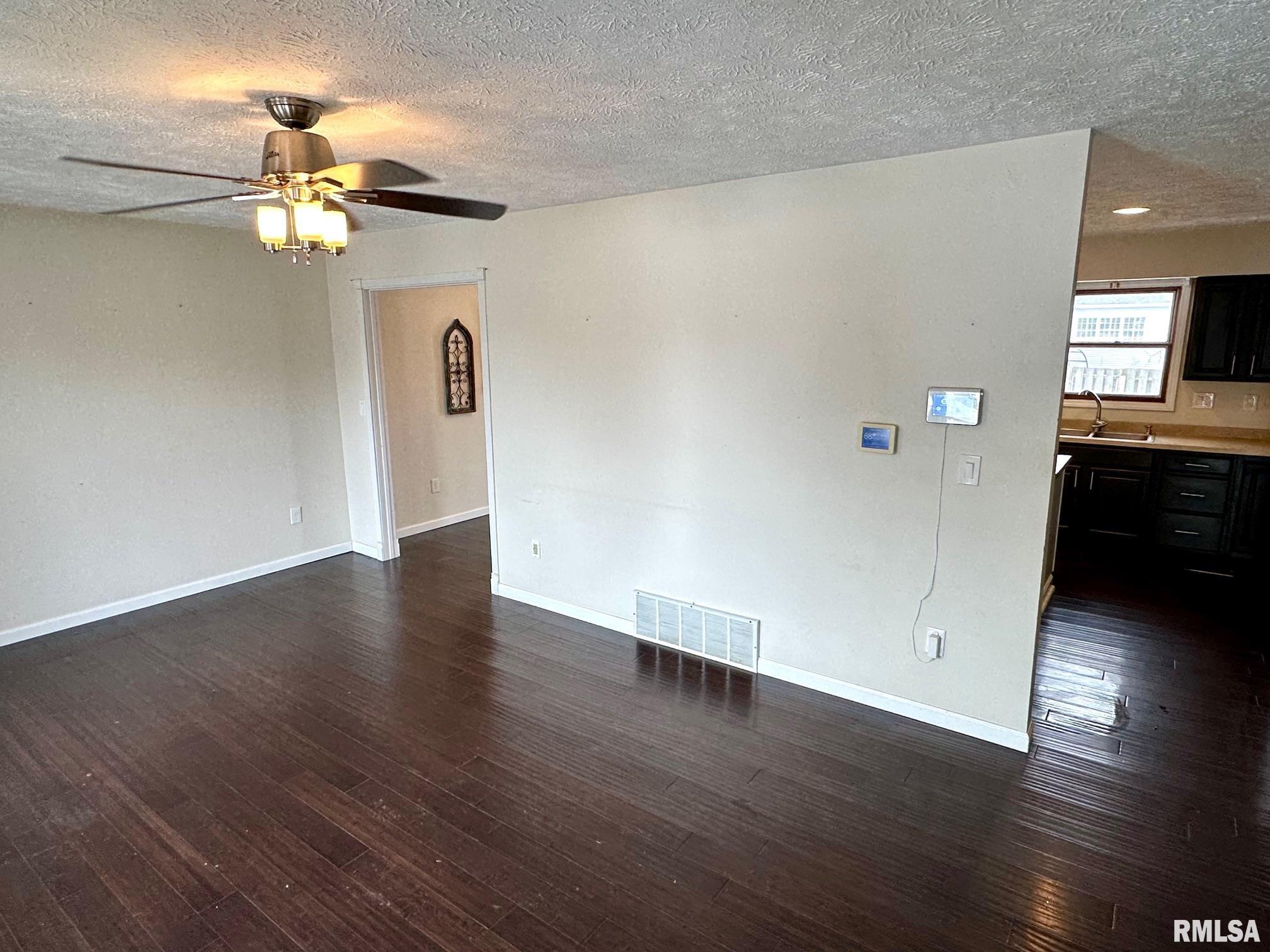 28 Jacobs Lane Jacksonville, IL 62650 - Photo 2 of 29