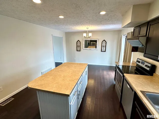 $229,900 | 28 Jacobs Lane, Jacksonville, IL 62650